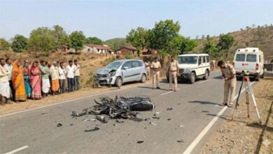 कार-बाइक की भिड़ंत ने ली तीन दोस्तों की जान कार-बाइक की भिड़ंत ने ली तीन दोस्तों की जान