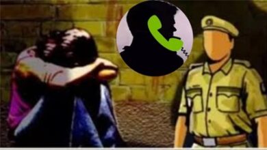 वाट्सएप पर न्यूड फोटो और सेक्स की मांग, महिला अधिकारी हुई टारगेट