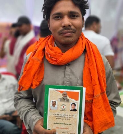 सुशासन तिहार में संतोष को गांव में ही मिला राशन कार्ड, परिवार को मिली बड़ी राहत