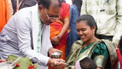 ’मुख्यमंत्री विष्णु देव साय ने बच्चों को कराया अन्नप्राशन, गर्भवती महिलाओं की गोदभराई कार्यक्रम में दी शुभकामनाएं’