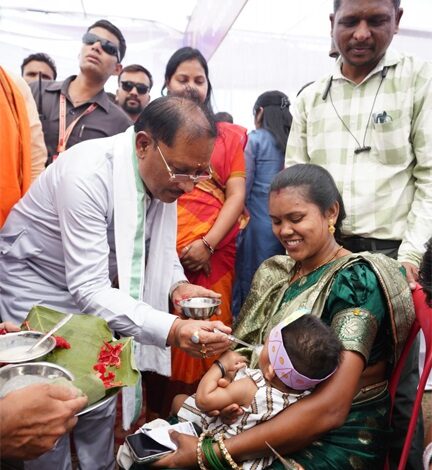 ’मुख्यमंत्री विष्णु देव साय ने बच्चों को कराया अन्नप्राशन, गर्भवती महिलाओं की गोदभराई कार्यक्रम में दी शुभकामनाएं’