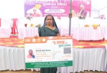सुशासन तिहार में मिल रही है खुशियां : खीक बाई को मिला आयुष्मान कार्ड, अब 5 लाख रूपए तक निःशुल्क इलाज की मिलेगी सुविधा