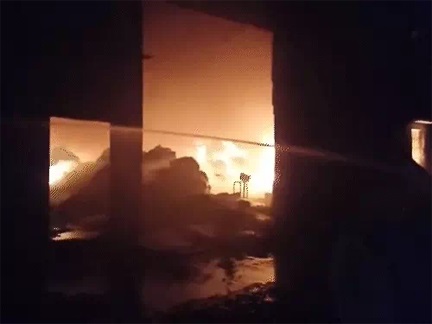 रायपुर में बिस्किट फैक्ट्री में लगी भीषण आग, दमकल की कई गाड़ियां मौके पर रायपुर में बिस्किट फैक्ट्री में लगी भीषण आग, दमकल की कई गाड़ियां मौके पर