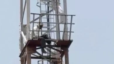 रायपुर के सारागांव में बुजुर्ग का टावर पर चढ़ना बना चर्चा का विषय
