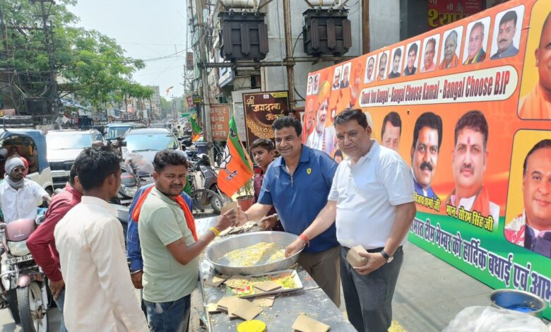 जब सराफा अध्यक्ष कमल सोनी बने ‘झालमुड़ी वाले’: बंगाल में भाजपा की जीत पर शहर में दिखा जश्न का अलग रंग