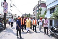 पंडरी के झंडा चौक एवं अरमान नाला क्षेत्र का ई-रिक्शा से निरीक्षण करने पहुँचे विधायक पुरंदर मिश्रा