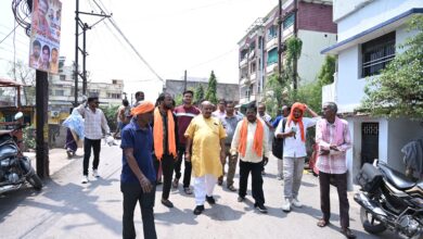 पंडरी के झंडा चौक एवं अरमान नाला क्षेत्र का ई-रिक्शा से निरीक्षण करने पहुँचे विधायक पुरंदर मिश्रा