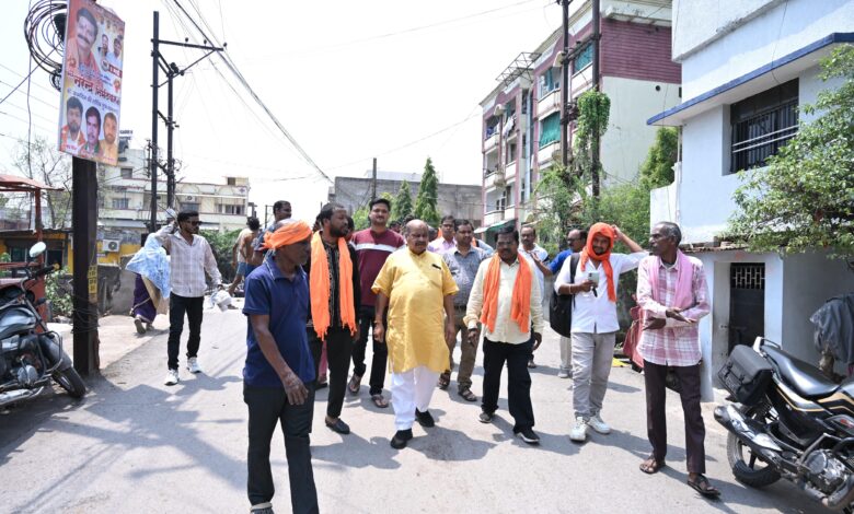 पंडरी के झंडा चौक एवं अरमान नाला क्षेत्र का ई-रिक्शा से निरीक्षण करने पहुँचे विधायक पुरंदर मिश्रा