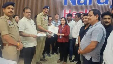 स्वास्थ्य शिविर में पुलिस कमिश्नर ने मरीजों और चिकित्सकों से की चर्चा स्वास्थ्य शिविर में पुलिस कमिश्नर ने मरीजों और चिकित्सकों से की चर्चा