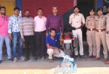 दोपहिया वाहन से अवैध शराब जब्त दोपहिया वाहन से अवैध शराब जब्त