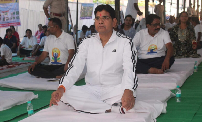 छत्तीसगढ़ महतारी और भगवान धनवंतरि की वंदना से सारंगढ़ में योग दिवस का शंखनाद छत्तीसगढ़ महतारी और भगवान धनवंतरि की वंदना से सारंगढ़ में योग दिवस का शंखनाद
