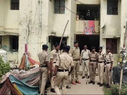 बीएसयूपी कॉलोनी में पुलिस की ताबड़तोड़ जांच बीएसयूपी कॉलोनी में पुलिस की ताबड़तोड़ जांच