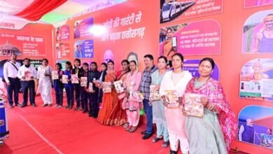फोटो प्रदर्शनी के दूसरे दिन विद्यार्थियों और आमजनों ने दिखाई उत्साहपूर्ण भागीदारी