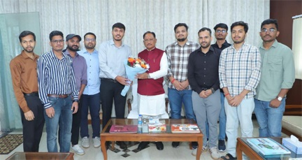 मुख्यमंत्री विष्णुदेव साय ने यूपीएससी प्रारंभिक परीक्षा में सफल ट्राइबल यूथ हॉस्टल के विद्यार्थियों से की मुलाकात