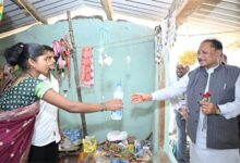 जब मुख्यमंत्री रुके एक छोटी-सी किराना दुकान पर… और सामने थी बदलाव की बड़ी कहानी’ जब मुख्यमंत्री रुके एक छोटी-सी किराना दुकान पर… और सामने थी बदलाव की बड़ी कहानी’