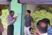 निजी गोदाम से सहकारी समिति की खाद जब्त
