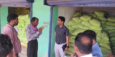 निजी गोदाम से सहकारी समिति की खाद जब्त