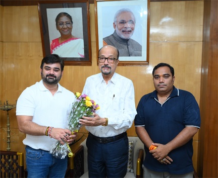 राज्यपाल डेका से छत्तीसगढ़ कायाकिंग-कैनोइंग एसोसिएशन के पदाधिकारियों ने भेंट की