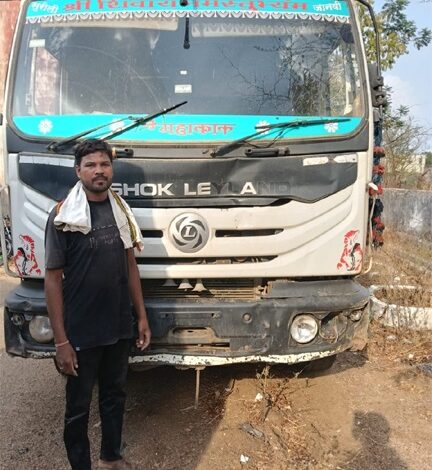 मुरम और रेत के खनन और परिवहन के मामले में एक जेसीबी और दो हाईवा जब्त