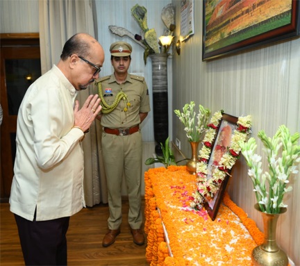 डॉ श्यामा प्रसाद मुखर्जी की पुण्यतिथि पर राज्यपाल ने दी श्रद्धांजलि डॉ श्यामा प्रसाद मुखर्जी की पुण्यतिथि पर राज्यपाल ने दी श्रद्धांजलि
