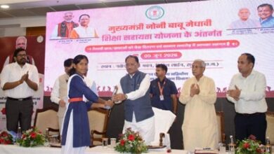 मुख्यमंत्री के हाथों मेधावी छात्रा को मिली 2 लाख रुपये की सहायता मुख्यमंत्री के हाथों मेधावी छात्रा को मिली 2 लाख रुपये की सहायता
