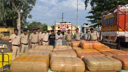 ₹10 करोड़ के गांजे के साथ तस्करी गिरोह का मास्टरमाइंड गिरफ्तार ₹10 करोड़ के गांजे के साथ तस्करी गिरोह का मास्टरमाइंड गिरफ्तार