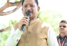 आम की छांव में मुख्यमंत्री की चौपाल : खाट पर बैठे, ग्रामीणों की सुनी बात, मौके पर दिए समाधान