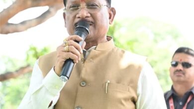 आम की छांव में मुख्यमंत्री की चौपाल : खाट पर बैठे, ग्रामीणों की सुनी बात, मौके पर दिए समाधान आम की छांव में मुख्यमंत्री की चौपाल : खाट पर बैठे, ग्रामीणों की सुनी बात, मौके पर दिए समाधान