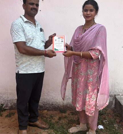 मुख्यमंत्री हेल्पलाइन बनी सहारा, शिकायत पर घर पहुंचा राशन कार्ड मुख्यमंत्री हेल्पलाइन बनी सहारा, शिकायत पर घर पहुंचा राशन कार्ड