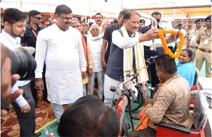 जब मुख्यमंत्री साय ने थामा हाथ, तो दिव्यांग हितग्राही की जिंदगी में लौटी उम्मीद की रौशनी जब मुख्यमंत्री साय ने थामा हाथ, तो दिव्यांग हितग्राही की जिंदगी में लौटी उम्मीद की रौशनी