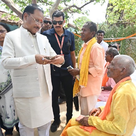 ’ज्ञान भारतम् अभियान के अंतर्गत बड़े कनेरा में मिलीं 150 वर्ष पुरानी दुर्लभ पांडुलिपियां’ ’ज्ञान भारतम् अभियान के अंतर्गत बड़े कनेरा में मिलीं 150 वर्ष पुरानी दुर्लभ पांडुलिपियां’