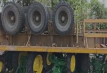 6 ट्रैक्टर लेकर जा रहा ट्रेलर पलटा, यातायात रहा प्रभावित