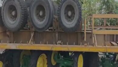 6 ट्रैक्टर लेकर जा रहा ट्रेलर पलटा, यातायात रहा प्रभावित