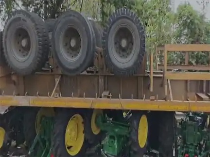 6 ट्रैक्टर लेकर जा रहा ट्रेलर पलटा, यातायात रहा प्रभावित