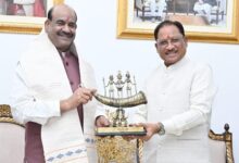 लोकसभा अध्यक्ष ओम बिरला ने मुख्यमंत्री विष्णु देव साय से की सौजन्य भेंट