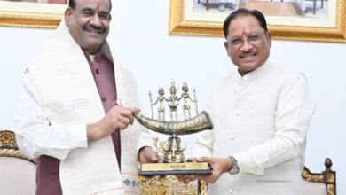लोकसभा अध्यक्ष ओम बिरला ने मुख्यमंत्री विष्णु देव साय से की सौजन्य भेंट