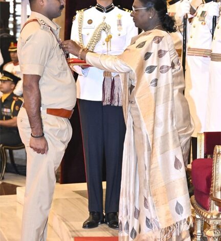 वित्त मंत्री ओपी चौधरी ने शौर्य चक्र से सम्मानित छत्तीसगढ़ पुलिस के जांबाज अधिकारियों को दी बधाई