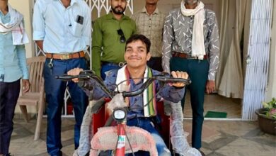 दिव्यांग मनुराज को मिला संबल, मोटराइज्ड ट्राईसाइकिल से अब शिक्षा की राह होगी आसान