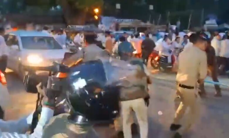 NEET पर आंदोलन कम, रीलों का ऑडिशन ज्यादा! सांसद आवास घेरने पहुंचे कार्यकर्ताओं में कैमरे के सामने आने की होड़