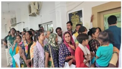 बुढ़ापे में बड़ा बोझ, तीन बच्चों की परवरिश कर रही दादी
