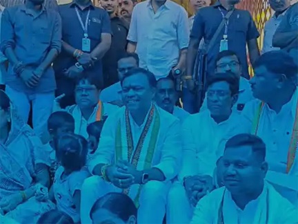 “जन्मदिन पर नकटी पहुंचे दीपक बैज, प्रभावित परिवारों से मुलाकात” “जन्मदिन पर नकटी पहुंचे दीपक बैज, प्रभावित परिवारों से मुलाकात”