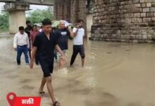 अंतिम यात्रा भी कीचड़ में फंसी, 1 किमी पैदल सफर
