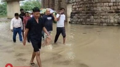 अंतिम यात्रा भी कीचड़ में फंसी, 1 किमी पैदल सफर अंतिम यात्रा भी कीचड़ में फंसी, 1 किमी पैदल सफर