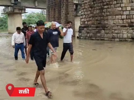 अंतिम यात्रा भी कीचड़ में फंसी, 1 किमी पैदल सफर अंतिम यात्रा भी कीचड़ में फंसी, 1 किमी पैदल सफर