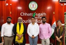 ‘भारत भाग्य विधाता‘ फिल्म के लेखक-निर्देशक मनोज तापड़िया तथा फिल्म निर्माता आदि शर्मा ने की छत्तीसगढ़ टूरिज्म बोर्ड के एमडी विवेक आचार्य से सौजन्य मुलाकात