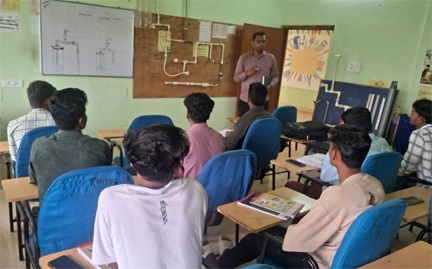 बस्तर में ग्रामीण पेयजल व्यवस्था की मजबूत कड़ी बने ‘नल जल मित्र’ बस्तर में ग्रामीण पेयजल व्यवस्था की मजबूत कड़ी बने ‘नल जल मित्र’