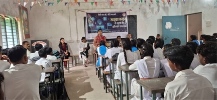 बेटी बचाओ-बेटी पढ़ाओ अभियान : गिरवरगंज में छात्राओं को आत्मरक्षा, साइबर सुरक्षा और महिला अधिकारों का मिला प्रशिक्षण
