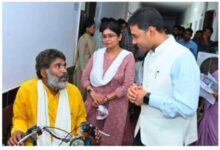 मुख्यमंत्री हेल्पलाइन से मिली नई राह, मोटराइज्ड ट्राइसाइकिल ने बदली दिव्यांग हितग्राही की जिंदगी