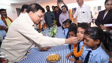 शाला प्रवेशोत्सव में उद्योग मंत्री लखनलाल देवांगन ने किया विद्यार्थियों का आत्मीय स्वागत