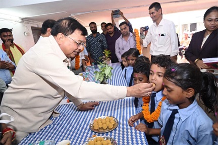 शाला प्रवेशोत्सव में उद्योग मंत्री लखनलाल देवांगन ने किया विद्यार्थियों का आत्मीय स्वागत शाला प्रवेशोत्सव में उद्योग मंत्री लखनलाल देवांगन ने किया विद्यार्थियों का आत्मीय स्वागत